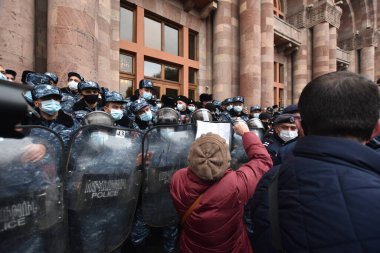 Türk azerbaijani teröristlerinin 10 Aralık 2020 'de Artsakh Cumhuriyeti' nin barışçıl sakinlerine karşı yürüttüğü saldırının ardından Erivan 'da hükümet ve pashinan karşıtı protestolar düzenlendi.