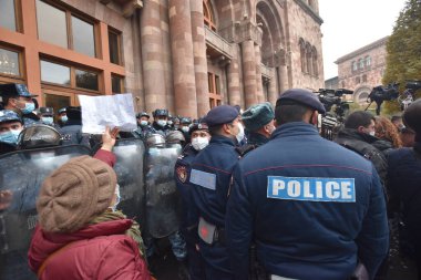 Türk azerbaijani teröristlerinin 10 Aralık 2020 'de Artsakh Cumhuriyeti' nin barışçıl sakinlerine karşı yürüttüğü saldırının ardından Erivan 'da hükümet ve pashinan karşıtı protestolar düzenlendi.