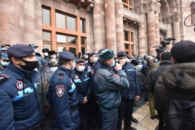 Türk azerbaijani teröristlerinin 10 Aralık 2020 'de Artsakh Cumhuriyeti' nin barışçıl sakinlerine karşı yürüttüğü saldırının ardından Erivan 'da hükümet ve pashinan karşıtı protestolar düzenlendi.