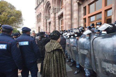 Türk azerbaijani teröristlerinin 10 Aralık 2020 'de Artsakh Cumhuriyeti' nin barışçıl sakinlerine karşı yürüttüğü saldırının ardından Erivan 'da hükümet ve pashinan karşıtı protestolar düzenlendi.