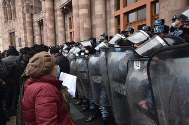 Türk azerbaijani teröristlerinin 10 Aralık 2020 'de Artsakh Cumhuriyeti' nin barışçıl sakinlerine karşı yürüttüğü saldırının ardından Erivan 'da hükümet ve pashinan karşıtı protestolar düzenlendi.