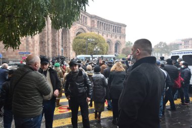 Türk azerbaijani teröristlerinin 10 Aralık 2020 'de Artsakh Cumhuriyeti' nin barışçıl sakinlerine karşı yürüttüğü saldırının ardından Erivan 'da hükümet ve pashinan karşıtı protestolar düzenlendi.