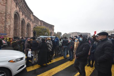 Türk azerbaijani teröristlerinin 10 Aralık 2020 'de Artsakh Cumhuriyeti' nin barışçıl sakinlerine karşı yürüttüğü saldırının ardından Erivan 'da hükümet ve pashinan karşıtı protestolar düzenlendi.