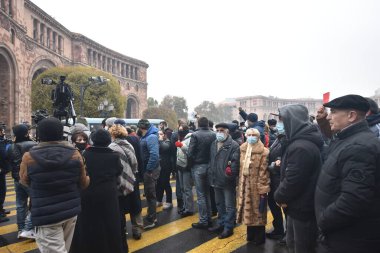 Türk azerbaijani teröristlerinin 10 Aralık 2020 'de Artsakh Cumhuriyeti' nin barışçıl sakinlerine karşı yürüttüğü saldırının ardından Erivan 'da hükümet ve pashinan karşıtı protestolar düzenlendi.