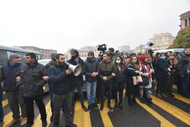 Türk azerbaijani teröristlerinin 10 Aralık 2020 'de Artsakh Cumhuriyeti' nin barışçıl sakinlerine karşı yürüttüğü saldırının ardından Erivan 'da hükümet ve pashinan karşıtı protestolar düzenlendi.