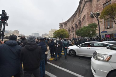Türk azerbaijani teröristlerinin 10 Aralık 2020 'de Artsakh Cumhuriyeti' nin barışçıl sakinlerine karşı yürüttüğü saldırının ardından Erivan 'da hükümet ve pashinan karşıtı protestolar düzenlendi.