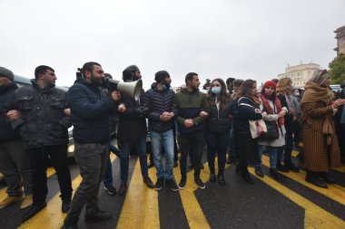 Türk azerbaijani teröristlerinin 10 Aralık 2020 'de Artsakh Cumhuriyeti' nin barışçıl sakinlerine karşı yürüttüğü saldırının ardından Erivan 'da hükümet ve pashinan karşıtı protestolar düzenlendi.