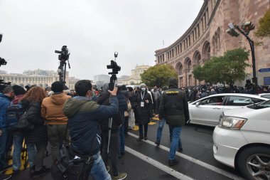 Türk azerbaijani teröristlerinin 10 Aralık 2020 'de Artsakh Cumhuriyeti' nin barışçıl sakinlerine karşı yürüttüğü saldırının ardından Erivan 'da hükümet ve pashinan karşıtı protestolar düzenlendi.