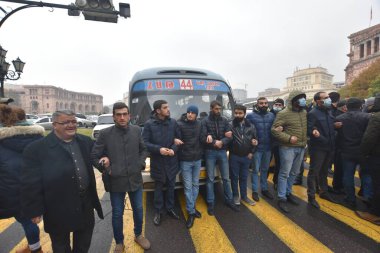 Türk azerbaijani teröristlerinin 10 Aralık 2020 'de Artsakh Cumhuriyeti' nin barışçıl sakinlerine karşı yürüttüğü saldırının ardından Erivan 'da hükümet ve pashinan karşıtı protestolar düzenlendi.