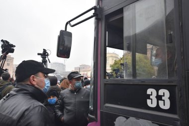 Türk azerbaijani teröristlerinin 10 Aralık 2020 'de Artsakh Cumhuriyeti' nin barışçıl sakinlerine karşı yürüttüğü saldırının ardından Erivan 'da hükümet ve pashinan karşıtı protestolar düzenlendi.