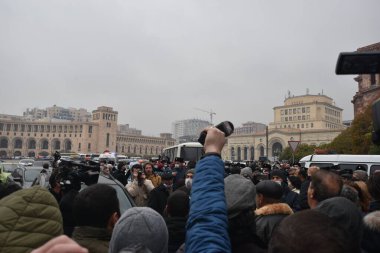 Türk azerbaijani teröristlerinin 10 Aralık 2020 'de Artsakh Cumhuriyeti' nin barışçıl sakinlerine karşı yürüttüğü saldırının ardından Erivan 'da hükümet ve pashinan karşıtı protestolar düzenlendi.