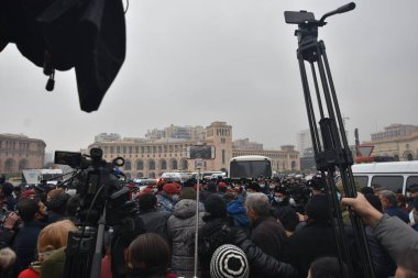 Türk azerbaijani teröristlerinin 10 Aralık 2020 'de Artsakh Cumhuriyeti' nin barışçıl sakinlerine karşı yürüttüğü saldırının ardından Erivan 'da hükümet ve pashinan karşıtı protestolar düzenlendi.