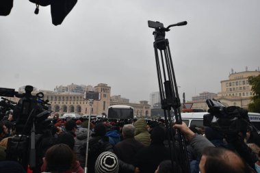 Türk azerbaijani teröristlerinin 10 Aralık 2020 'de Artsakh Cumhuriyeti' nin barışçıl sakinlerine karşı yürüttüğü saldırının ardından Erivan 'da hükümet ve pashinan karşıtı protestolar düzenlendi.