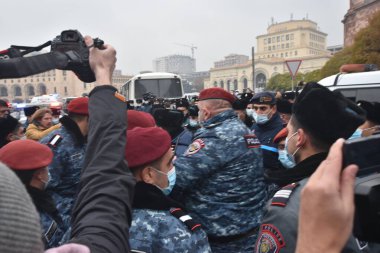 Türk azerbaijani teröristlerinin 10 Aralık 2020 'de Artsakh Cumhuriyeti' nin barışçıl sakinlerine karşı yürüttüğü saldırının ardından Erivan 'da hükümet ve pashinan karşıtı protestolar düzenlendi.