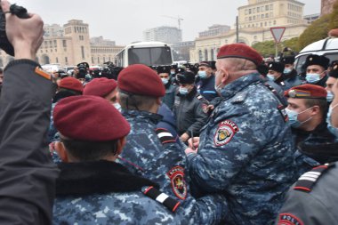 Türk azerbaijani teröristlerinin 10 Aralık 2020 'de Artsakh Cumhuriyeti' nin barışçıl sakinlerine karşı yürüttüğü saldırının ardından Erivan 'da hükümet ve pashinan karşıtı protestolar düzenlendi.