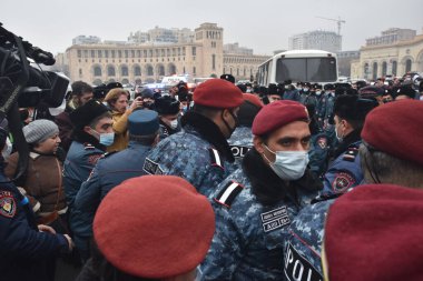 Türk azerbaijani teröristlerinin 10 Aralık 2020 'de Artsakh Cumhuriyeti' nin barışçıl sakinlerine karşı yürüttüğü saldırının ardından Erivan 'da hükümet ve pashinan karşıtı protestolar düzenlendi.