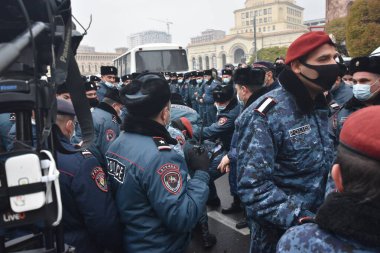 Türk azerbaijani teröristlerinin 10 Aralık 2020 'de Artsakh Cumhuriyeti' nin barışçıl sakinlerine karşı yürüttüğü saldırının ardından Erivan 'da hükümet ve pashinan karşıtı protestolar düzenlendi.