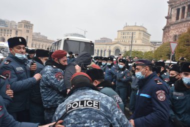 Türk azerbaijani teröristlerinin 10 Aralık 2020 'de Artsakh Cumhuriyeti' nin barışçıl sakinlerine karşı yürüttüğü saldırının ardından Erivan 'da hükümet ve pashinan karşıtı protestolar düzenlendi.