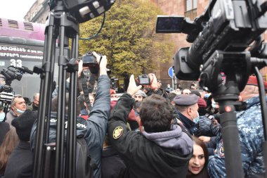 Türk azerbaijani teröristlerinin 10 Aralık 2020 'de Artsakh Cumhuriyeti' nin barışçıl sakinlerine karşı yürüttüğü saldırının ardından Erivan 'da hükümet ve pashinan karşıtı protestolar düzenlendi.