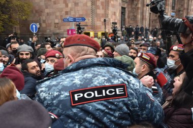 Türk azerbaijani teröristlerinin 10 Aralık 2020 'de Artsakh Cumhuriyeti' nin barışçıl sakinlerine karşı yürüttüğü saldırının ardından Erivan 'da hükümet ve pashinan karşıtı protestolar düzenlendi.