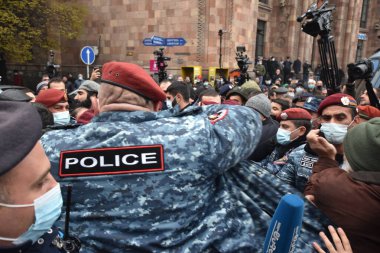 Türk azerbaijani teröristlerinin 10 Aralık 2020 'de Artsakh Cumhuriyeti' nin barışçıl sakinlerine karşı yürüttüğü saldırının ardından Erivan 'da hükümet ve pashinan karşıtı protestolar düzenlendi.
