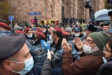 Türk azerbaijani teröristlerinin 10 Aralık 2020 'de Artsakh Cumhuriyeti' nin barışçıl sakinlerine karşı yürüttüğü saldırının ardından Erivan 'da hükümet ve pashinan karşıtı protestolar düzenlendi.