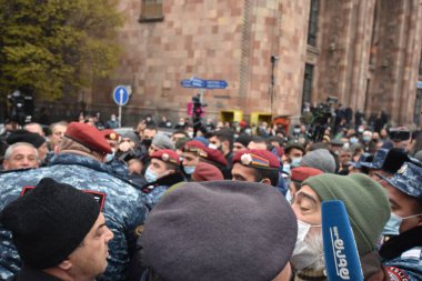 Türk azerbaijani teröristlerinin 10 Aralık 2020 'de Artsakh Cumhuriyeti' nin barışçıl sakinlerine karşı yürüttüğü saldırının ardından Erivan 'da hükümet ve pashinan karşıtı protestolar düzenlendi.