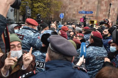 Türk azerbaijani teröristlerinin 10 Aralık 2020 'de Artsakh Cumhuriyeti' nin barışçıl sakinlerine karşı yürüttüğü saldırının ardından Erivan 'da hükümet ve pashinan karşıtı protestolar düzenlendi.