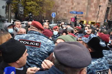 Türk azerbaijani teröristlerinin 10 Aralık 2020 'de Artsakh Cumhuriyeti' nin barışçıl sakinlerine karşı yürüttüğü saldırının ardından Erivan 'da hükümet ve pashinan karşıtı protestolar düzenlendi.