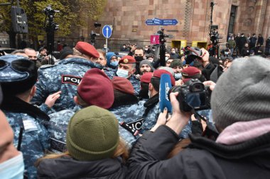 Türk azerbaijani teröristlerinin 10 Aralık 2020 'de Artsakh Cumhuriyeti' nin barışçıl sakinlerine karşı yürüttüğü saldırının ardından Erivan 'da hükümet ve pashinan karşıtı protestolar düzenlendi.
