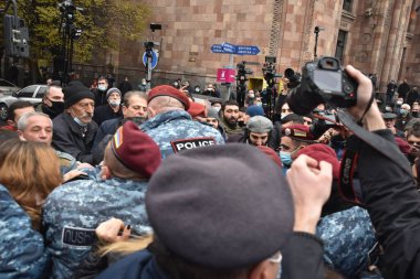 Türk azerbaijani teröristlerinin 10 Aralık 2020 'de Artsakh Cumhuriyeti' nin barışçıl sakinlerine karşı yürüttüğü saldırının ardından Erivan 'da hükümet ve pashinan karşıtı protestolar düzenlendi.