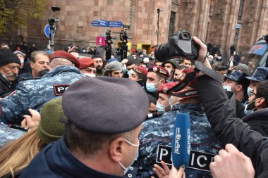 Türk azerbaijani teröristlerinin 10 Aralık 2020 'de Artsakh Cumhuriyeti' nin barışçıl sakinlerine karşı yürüttüğü saldırının ardından Erivan 'da hükümet ve pashinan karşıtı protestolar düzenlendi.