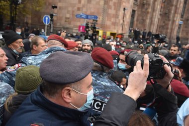 Türk azerbaijani teröristlerinin 10 Aralık 2020 'de Artsakh Cumhuriyeti' nin barışçıl sakinlerine karşı yürüttüğü saldırının ardından Erivan 'da hükümet ve pashinan karşıtı protestolar düzenlendi.