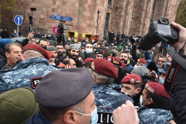 Türk azerbaijani teröristlerinin 10 Aralık 2020 'de Artsakh Cumhuriyeti' nin barışçıl sakinlerine karşı yürüttüğü saldırının ardından Erivan 'da hükümet ve pashinan karşıtı protestolar düzenlendi.