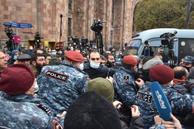 Türk azerbaijani teröristlerinin 10 Aralık 2020 'de Artsakh Cumhuriyeti' nin barışçıl sakinlerine karşı yürüttüğü saldırının ardından Erivan 'da hükümet ve pashinan karşıtı protestolar düzenlendi.