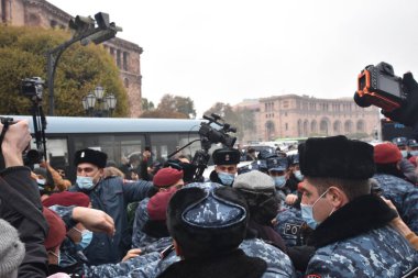 Türk azerbaijani teröristlerinin 10 Aralık 2020 'de Artsakh Cumhuriyeti' nin barışçıl sakinlerine karşı yürüttüğü saldırının ardından Erivan 'da hükümet ve pashinan karşıtı protestolar düzenlendi.