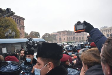 Türk azerbaijani teröristlerinin 10 Aralık 2020 'de Artsakh Cumhuriyeti' nin barışçıl sakinlerine karşı yürüttüğü saldırının ardından Erivan 'da hükümet ve pashinan karşıtı protestolar düzenlendi.