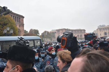 Türk azerbaijani teröristlerinin 10 Aralık 2020 'de Artsakh Cumhuriyeti' nin barışçıl sakinlerine karşı yürüttüğü saldırının ardından Erivan 'da hükümet ve pashinan karşıtı protestolar düzenlendi.