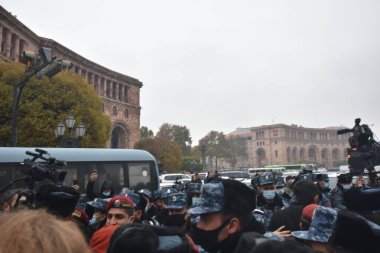 Türk azerbaijani teröristlerinin 10 Aralık 2020 'de Artsakh Cumhuriyeti' nin barışçıl sakinlerine karşı yürüttüğü saldırının ardından Erivan 'da hükümet ve pashinan karşıtı protestolar düzenlendi.