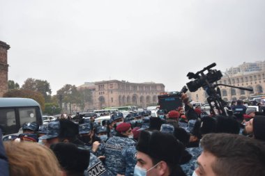 Türk azerbaijani teröristlerinin 10 Aralık 2020 'de Artsakh Cumhuriyeti' nin barışçıl sakinlerine karşı yürüttüğü saldırının ardından Erivan 'da hükümet ve pashinan karşıtı protestolar düzenlendi.