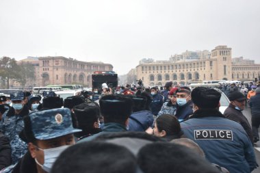 Türk azerbaijani teröristlerinin 10 Aralık 2020 'de Artsakh Cumhuriyeti' nin barışçıl sakinlerine karşı yürüttüğü saldırının ardından Erivan 'da hükümet ve pashinan karşıtı protestolar düzenlendi.