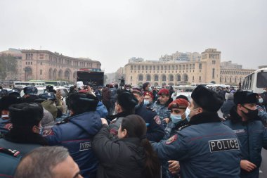 Türk azerbaijani teröristlerinin 10 Aralık 2020 'de Artsakh Cumhuriyeti' nin barışçıl sakinlerine karşı yürüttüğü saldırının ardından Erivan 'da hükümet ve pashinan karşıtı protestolar düzenlendi.