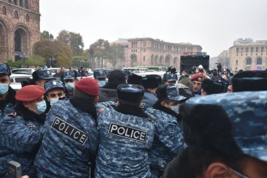 Türk azerbaijani teröristlerinin 10 Aralık 2020 'de Artsakh Cumhuriyeti' nin barışçıl sakinlerine karşı yürüttüğü saldırının ardından Erivan 'da hükümet ve pashinan karşıtı protestolar düzenlendi.