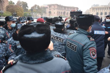 Türk azerbaijani teröristlerinin 10 Aralık 2020 'de Artsakh Cumhuriyeti' nin barışçıl sakinlerine karşı yürüttüğü saldırının ardından Erivan 'da hükümet ve pashinan karşıtı protestolar düzenlendi.