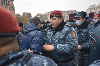 Türk azerbaijani teröristlerinin 10 Aralık 2020 'de Artsakh Cumhuriyeti' nin barışçıl sakinlerine karşı yürüttüğü saldırının ardından Erivan 'da hükümet ve pashinan karşıtı protestolar düzenlendi.