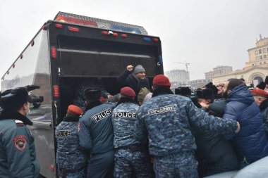 Türk azerbaijani teröristlerinin 10 Aralık 2020 'de Artsakh Cumhuriyeti' nin barışçıl sakinlerine karşı yürüttüğü saldırının ardından Erivan 'da hükümet ve pashinan karşıtı protestolar düzenlendi.