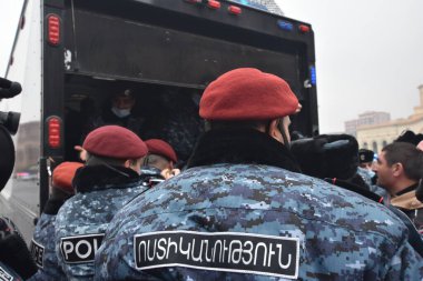 Türk azerbaijani teröristlerinin 10 Aralık 2020 'de Artsakh Cumhuriyeti' nin barışçıl sakinlerine karşı yürüttüğü saldırının ardından Erivan 'da hükümet ve pashinan karşıtı protestolar düzenlendi.