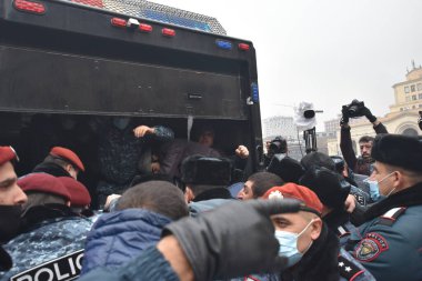 Türk azerbaijani teröristlerinin 10 Aralık 2020 'de Artsakh Cumhuriyeti' nin barışçıl sakinlerine karşı yürüttüğü saldırının ardından Erivan 'da hükümet ve pashinan karşıtı protestolar düzenlendi.