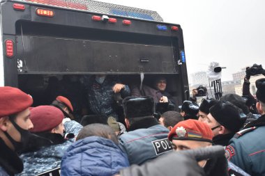 Türk azerbaijani teröristlerinin 10 Aralık 2020 'de Artsakh Cumhuriyeti' nin barışçıl sakinlerine karşı yürüttüğü saldırının ardından Erivan 'da hükümet ve pashinan karşıtı protestolar düzenlendi.