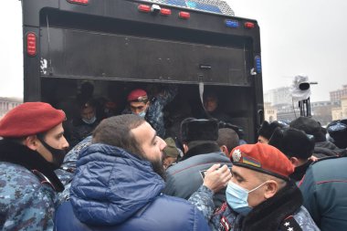 Türk azerbaijani teröristlerinin 10 Aralık 2020 'de Artsakh Cumhuriyeti' nin barışçıl sakinlerine karşı yürüttüğü saldırının ardından Erivan 'da hükümet ve pashinan karşıtı protestolar düzenlendi.